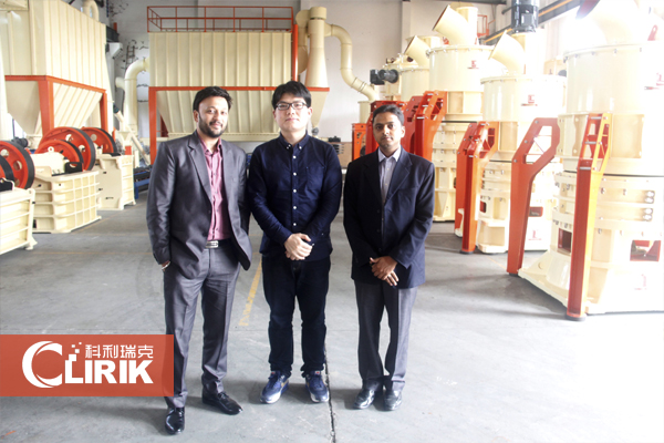 印度客戶來我廠考察超細(xì)玻璃磨粉機